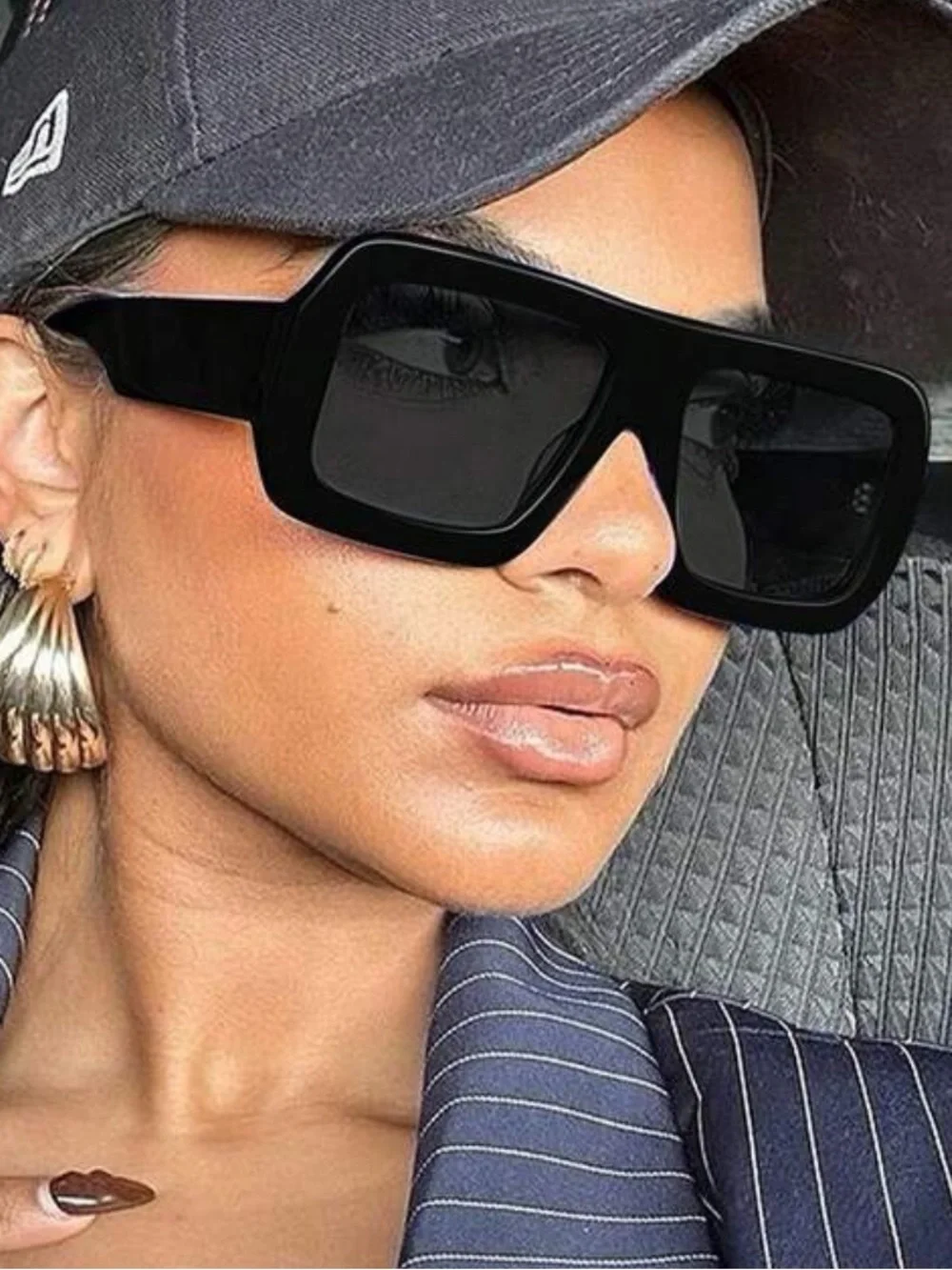 Woman’s  Black Square Frame Sunglasses